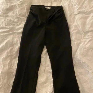 Zara kostymbyxor - Kostymbyxor från Zara som knappt är använda. Lite kortare modell. Skriv för fler bilder eller frågor🌷✨ Midjemåttet-72cm.   Innerbenslängden-70cm