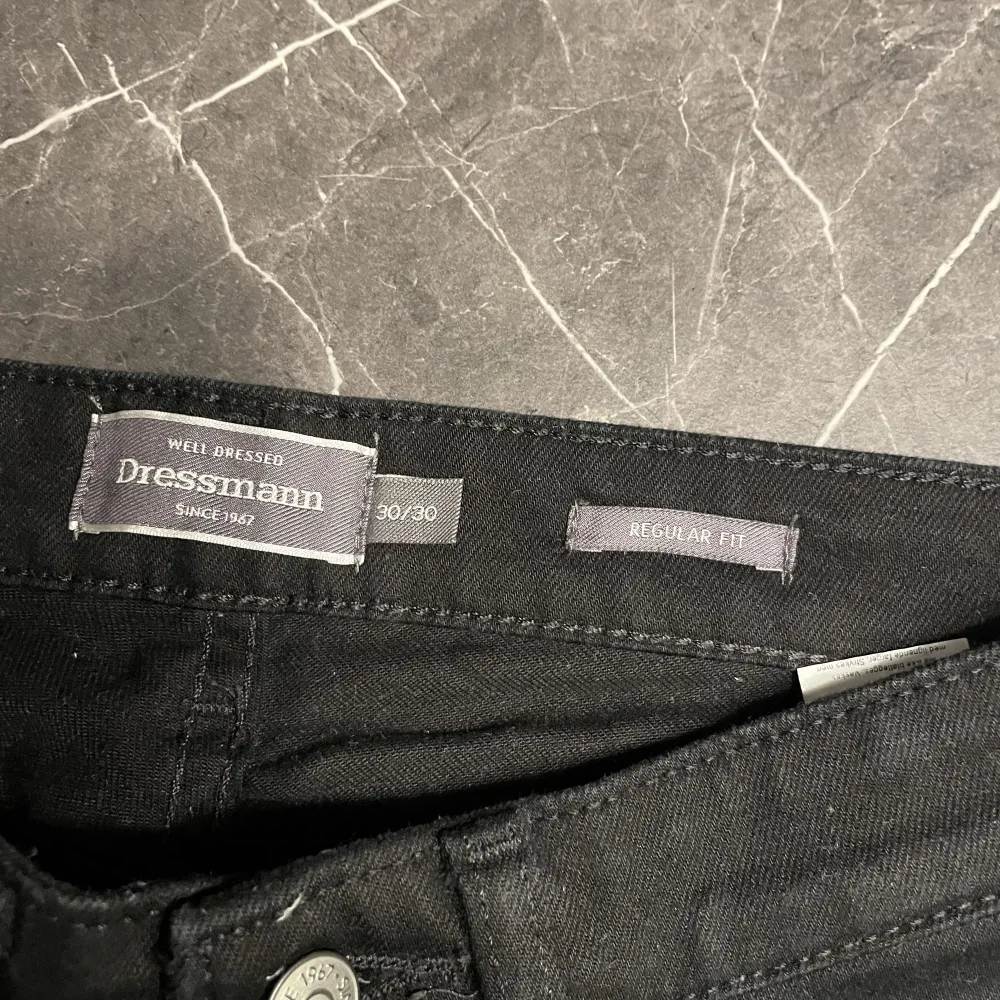 Säljer dessa helsvarta jeansen från dressman som knappt är använda. Dem är regular fit och storlek 30/30. Hör av er vid flera frågor!. Jeans & Byxor.