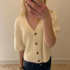 Other Stories Kofta - Super fin kofta ifrån & Other Stories, säljer i storlek XS för 500 kr, nypris 790 kr, går inte att köpa längre.💗 Köparen står för frakten, kan mötas upp.