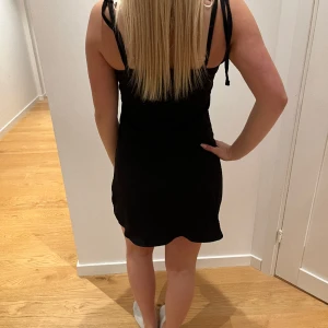 Svart klänning - Säljer min svarta klänning som är väldigt fin till sommaren men har inte kommit till användning💗