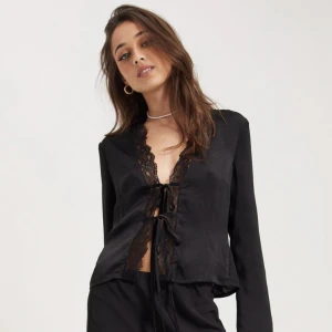 Topp från Nelly  - Långärmad satintopp med spets från Nelly. Använd Max 2 ggr, är som nyskick. Den är liten i storleken, skulle säga att den passar S.  Har frågor kontakta mig gärna 💗Använd helst ”köp nu” funktionen☝️