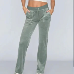 Juicy byxor - Hej säljer mina juicy byxor i ljusgrön stlk xxs då den sitter lite för tajt på mig som bär xs/s. Dem är som nya och är använda fåtal gånger. ordinarie pris 1100kr säljer för 600kr pris kan diskuteras 💕💕