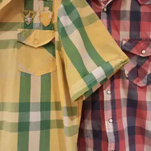 Två färgstarka skjortor varav den gula är från F&F och den röda från Identic. Den gula är i väldigt fint skick.  Båda i storlek L  Den röda har en fläck på ena sidan (se bild 10). Knapparna är väldigt lätta att knäppa vid den röda🌟