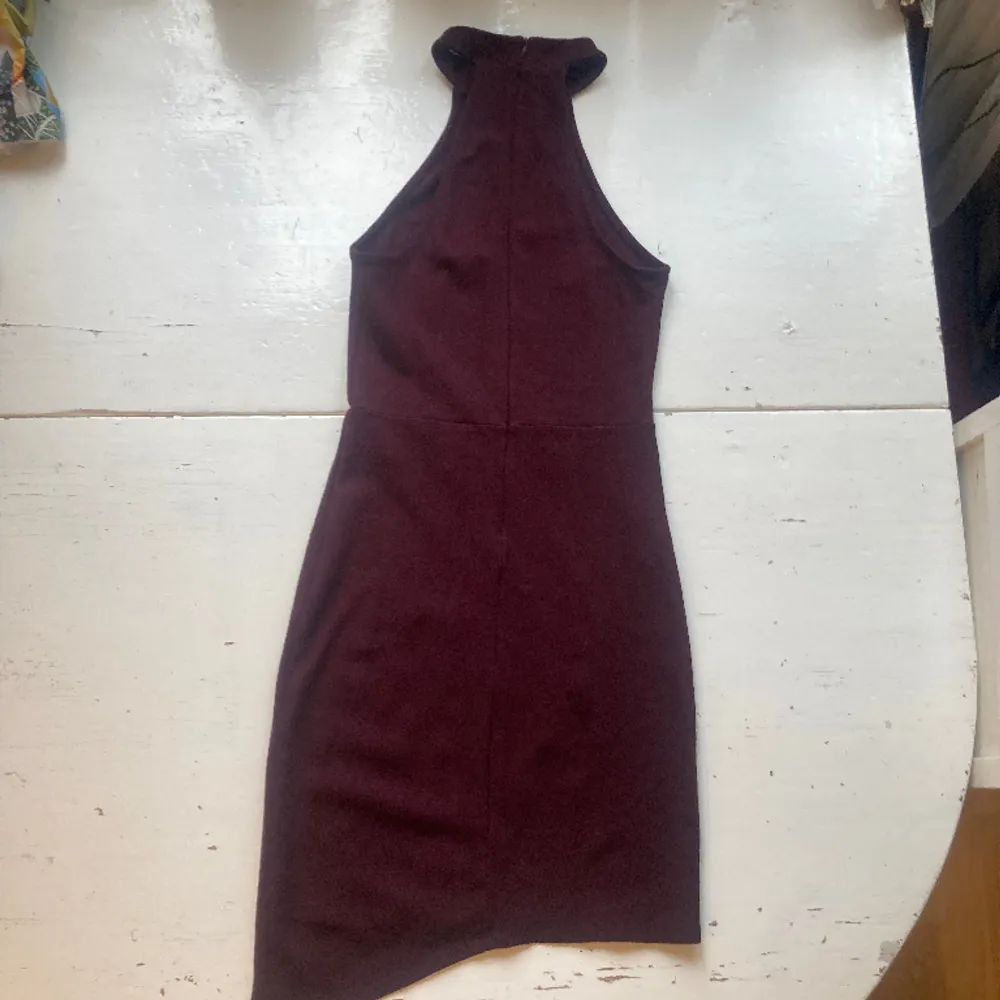 🍒DRESS FOR SUCCESS🍒 En vinröd bodycon klänning från Forever 21 som är inköpt i Mexico. Bra skick utan några fel. Modellen är 170cm lång för ref.🍒. Klänningar.