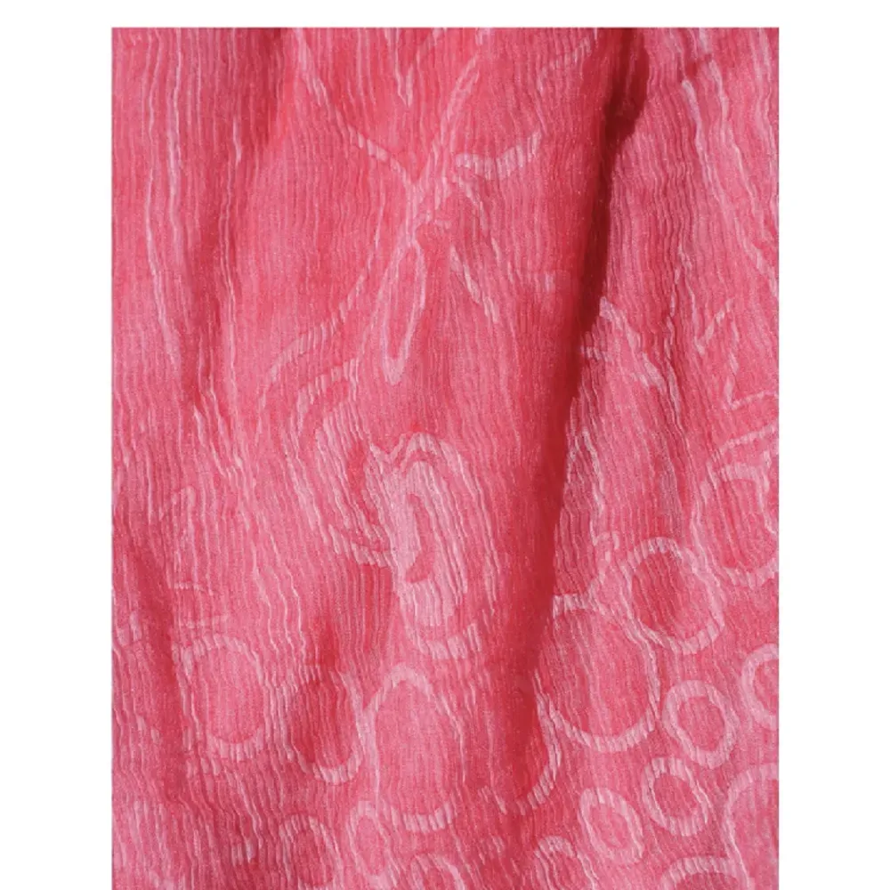 Mjuk och luftig solklänning med tre styckna dekorativa avtagbara rosor. Klänningen är vintage och gjort på 90-talet. Alltså använd men inte av mig, köpt på vintagesphere.se.   Mått armhåla 44cm  Längd: 74gm . Klänningar.