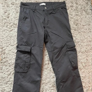 lågmidjade cargos - helt oanvända lågmidjade cargos🩵midjemåttet är 40 cm och ytterbensmåttet är 100cm⭐️