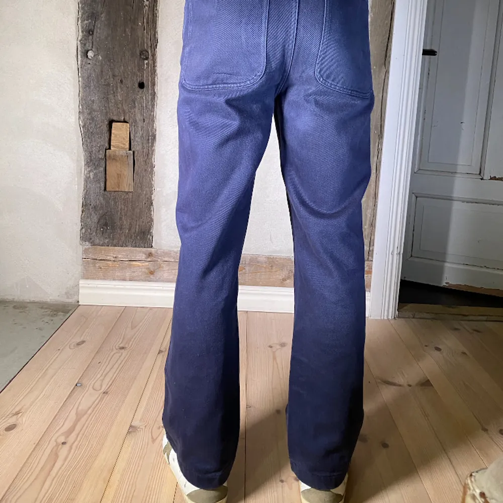 Fin fina Acne Studios jeans i bra skick. Passar S-M ca 30w 29L. Om du har någon fundering är det bara att hoppa in i DM. Mvh StilKontoret. Jeans & Byxor.