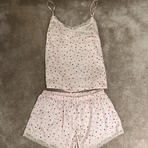 Satinpyjamas med hjärtan - Gulligt satinpyjamas set med hjärtan på🧸🧸