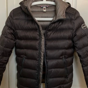 Colmar jacka  - Jacka i nyskick! orginal pris är 3500kr. jackan är L i barnstorlek, men sitter som en XS😊