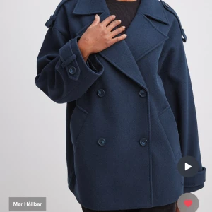 kappa  - Säljer denna oanvända marinblåa korta kappa från nakd. Aldrig använd! 