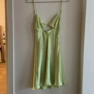 Fest klänning - Snygg festklänning som är köpt här på plick men aldrig använd av mig.