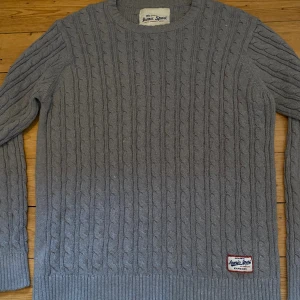 Kabelstickad tröja - Jätte snygg tjocktröja som också är fin oversized, väldigt bra skick då den inte är mycket använd!💕😊