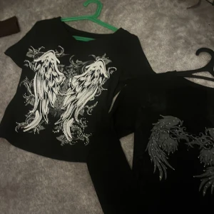 2 st y2k tröjor  - Säljer 2st skit snygga y2k tröjor pga att dom ej kommer till andvändning! Om man köper båda kostar de 100 kr annars är det 60 kr styck! Båda är i storlek XS