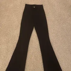 Säljer dessa svarta utsvängda byxor från H&M. Dem är precis i höjd med naveln. De har en liten markering bak på höger benet (bild 3) men inget man tänker på. Säljer då dem är för små för mig🖤