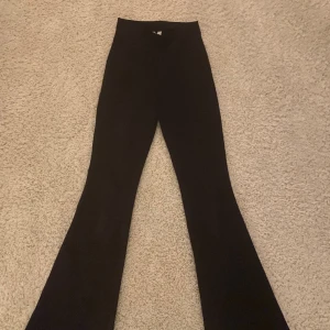 Svarta byxor  - Säljer dessa svarta utsvängda byxor från H&M. Dem är precis i höjd med naveln. De har en liten markering bak på höger benet (bild 3) men inget man tänker på. Säljer då dem är för små för mig🖤