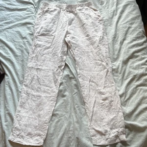 Linnebyxor från akryl clothing - Säljer ett par linnebyxor från akryl clothing. Perfekt till sommaren. Sitter som S/M, perfekt om man är 170-175cm lång   Nypris 599:-