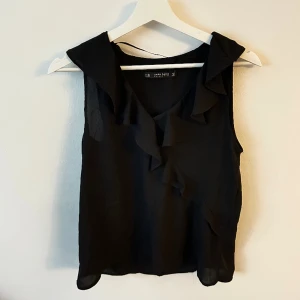 Svart blus - Svart blus med volang 