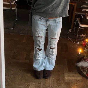 Raka jeans - Lågmidjade ljusa raka/utsvängda jeans med slitningar. Passar mig på gränsen i längden, nog optimal för någon som är 160-165 (jag är 170). 