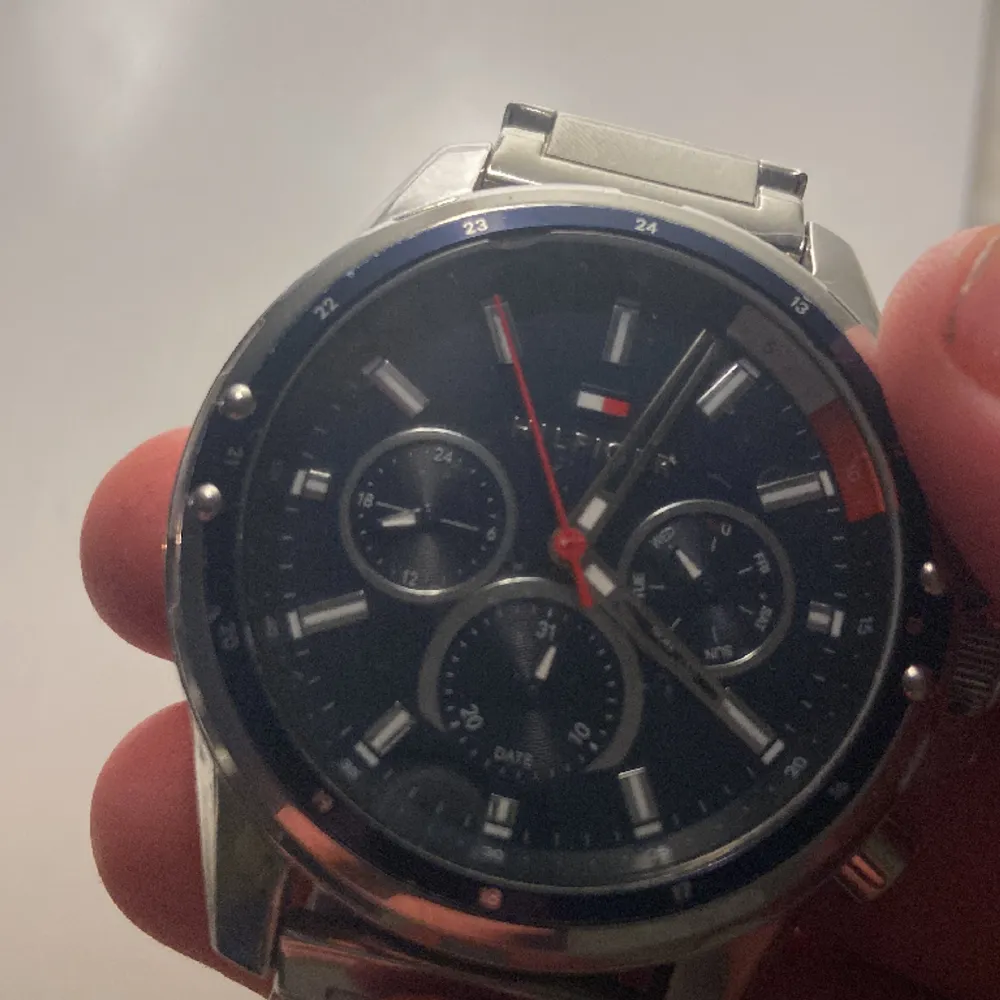 Säljer den här klockan från Tommy Hilfiger för jag har köpt en ny klocka. Väldigt fint skick, inga defekter. Extra länkar skickas med vid köp. Nypris på denna är ca 3000 kr, skriv i dm vid funderingar eller frågor. Accessoarer.