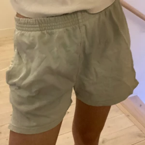 Mintgröna shorts - Så söta shorts från Brandy Melville! De sitter ganska lågmidjat på mig. Midjemått: 34cm rakt över + stretch Innerbenslängd: 8,5cm. Hör gärna av dig om du har några frågor!😊💞🪩