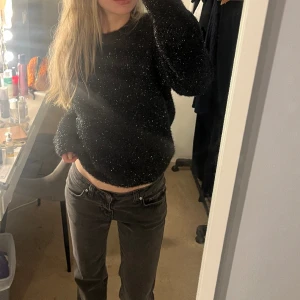 Stickad tröja  - Jätte mysig, glittrig stickad tröja. Helt oanvänd i storlek S. Nypris 499kr 