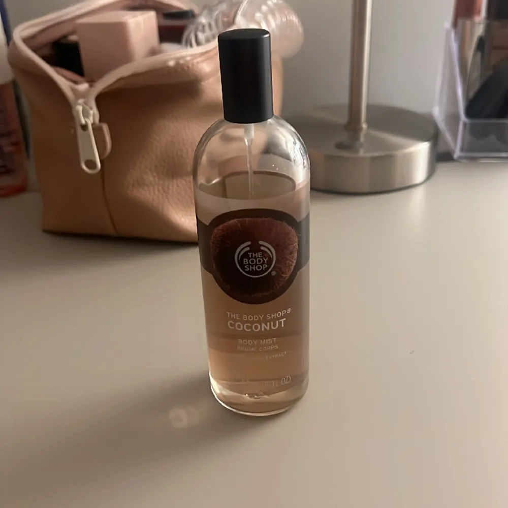 Body mist från the body shop i doften kokos. Accessoarer.