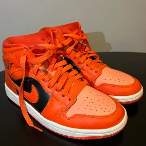 Jordan 1 high - Säljer mina oranga Jordan 1 high i storlek 38 då dom har blivit för små på mig. Jag har använt dom utomhus minst fyra gånger så dom är typ helt nya, säljer för 750kr + frakt men priset kan diskuteras