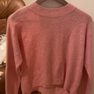 H&M stickad teöja - Jättefin, färgglad tröja, lite nopprig men inget man tänker på.