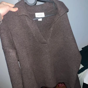 Stickad brun tröja Monki  - Endast testad men kommer aldrig till användning. Nypris 299. 