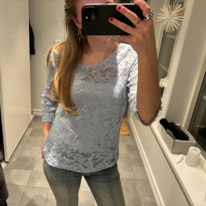 Spets tröja  - Säljer denna fina ljusblå spets tröja från Lindex. Storlek M men passar mindre. ❣️