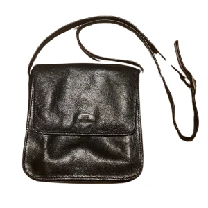 Cross body bag - Axelremsväska som är köpt second hand, men fortfarande är i mycket fint skick då jag aldrig har använd den! Stängs med magnet. Skriv om du har frågor!