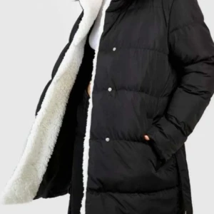 Helt ny/snygg jacka stl 42 - Helt ny med alla lappar kvar, snygg och varm jacka . Tryckknappar fram fickor och skärp . Se bilder 