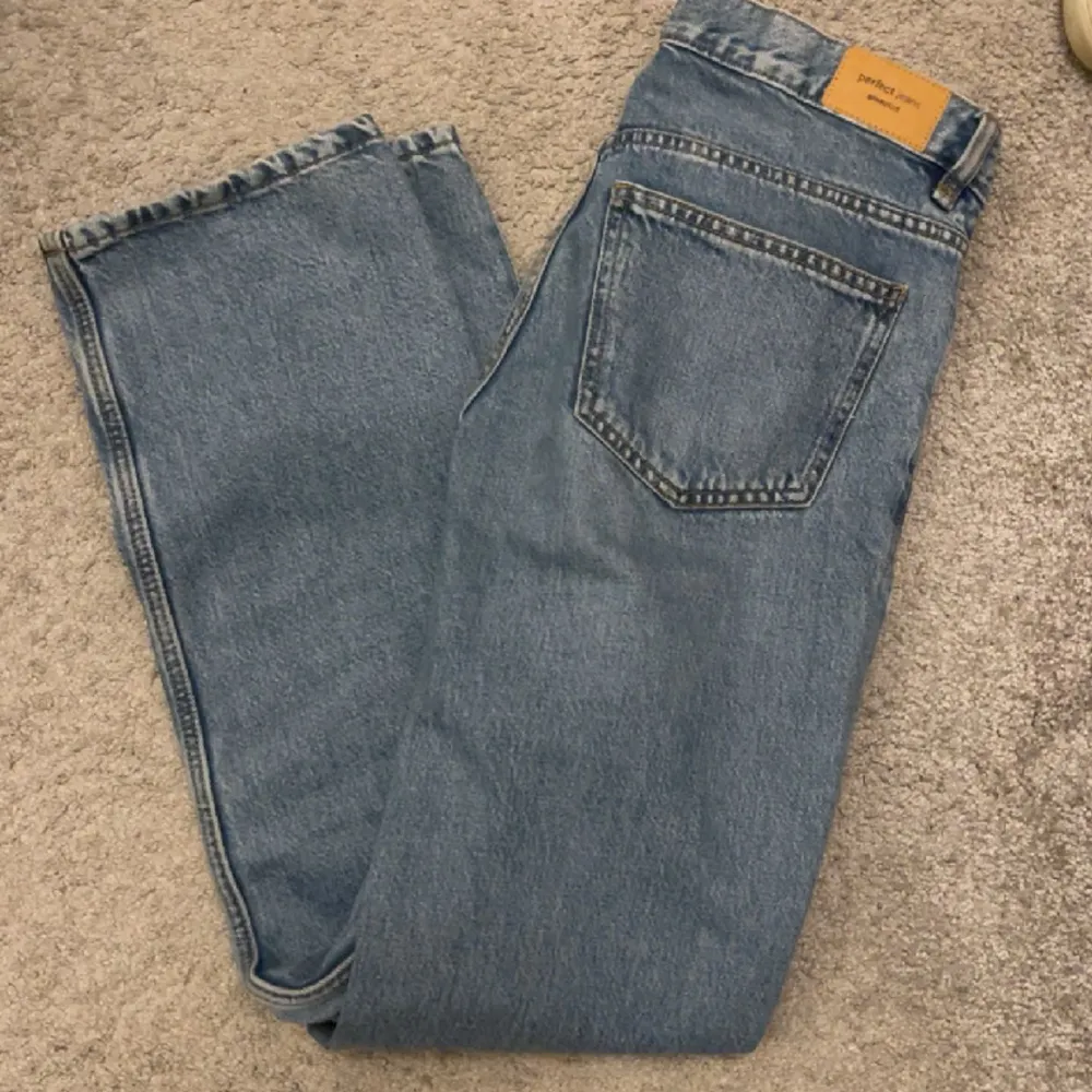Säljer ett par blåa raka lågmidjade jeans, använda 2 gånger🤍. Jeans & Byxor.