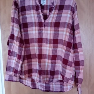 Lee rutig skjorta  - I bra skick. Loosefit 