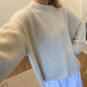 Mohair tröja - Säljer den här super fina och mysiga tröjan från HM. Den är ganska oversized 💕färgen är cremevit