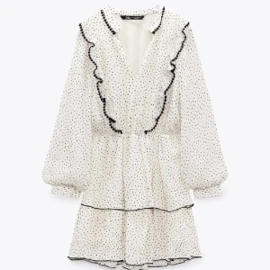 Zara klänning💕💕 - super söt klänning ifrån zara med små svarta prickar som inte säljs längre💗💗💗💗 aldrig använd! 