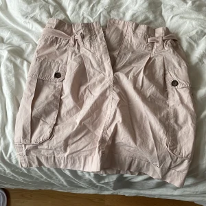 Cargo kjol  - Jättefin baby rosa cargo kjol från h&m! 