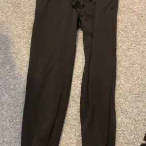 Mjukisbyxor - Svarta mjukis byxor från lidl tror jag, har ej kommit till användning så säljer dom nu. Kontakta mig på dm vid frågor och bilder på byxorna 