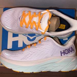 Helt nya löparskor från Hooka, aldrig använda endast testade. Superbra skor för träning/löpning/promenad. Just denna färg är något ovanlig. Nypris 1700 kr. Något små i storlek.