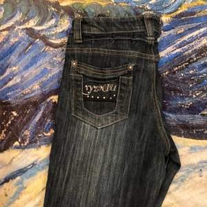 Säljer dessa jeans eftersom de är för stora (sista bilden är på min syster, den första är från gammal säljare). Storleken på lappen är 28. Några paljetter saknas men det märks knappast! Midjan är ca 34 cm rakt över och innerbenslängen är 68,5 cm