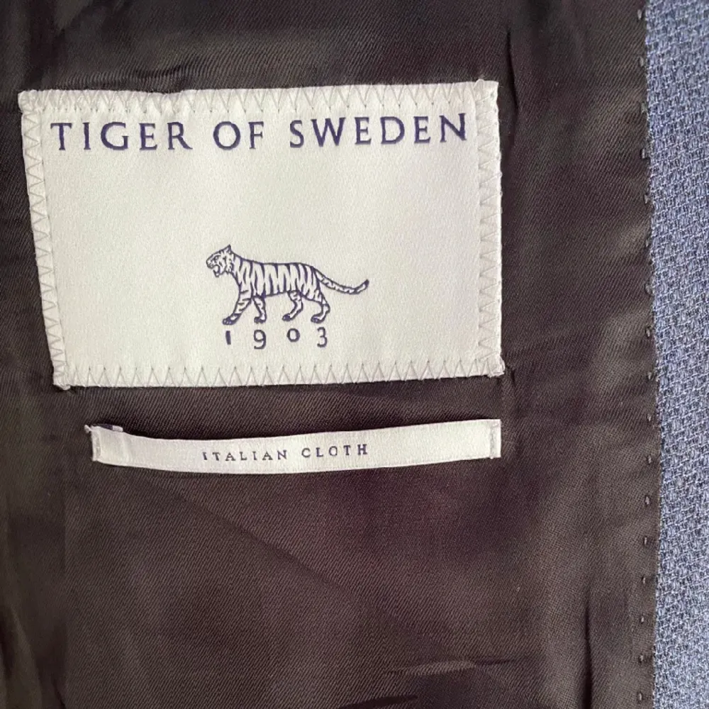 Mörkblå kostym från tiger of Sweden. Använd ett fåtal gånger 2022 och i mycket bra skick. Storlek 48. Jag bar den när jag var 175/180 cm lång och vägde runt 65/70 kg. Skriv ifall mer information önskas eller med bud. Redo att postas.. Kostymer.