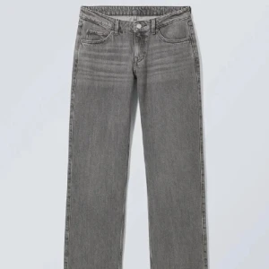 Arrow jeans - Arrow Low jeans från weekday i fint skick, säljer då de är för stora. Skriv privat för egna bilder❤️