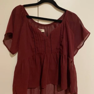 Fin topp - En jätte söt topp som är i jättebra skick. Toppen är i storlek XL men jag skulle säga att den mer är som en S/M. Skriv om du har frågor