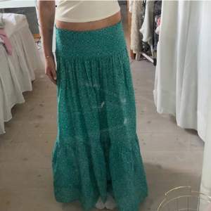 En populär slutsåld grön/turkos lång kjol från zara som köptes förra sommaren, men inte kommer till användning längre❤️ storlek Xs men passar även större eftersom midjan är töjbar❤️ nypris är 559kr så jag säljer för 500kr❤️den e nyskick, lånade bilder!!