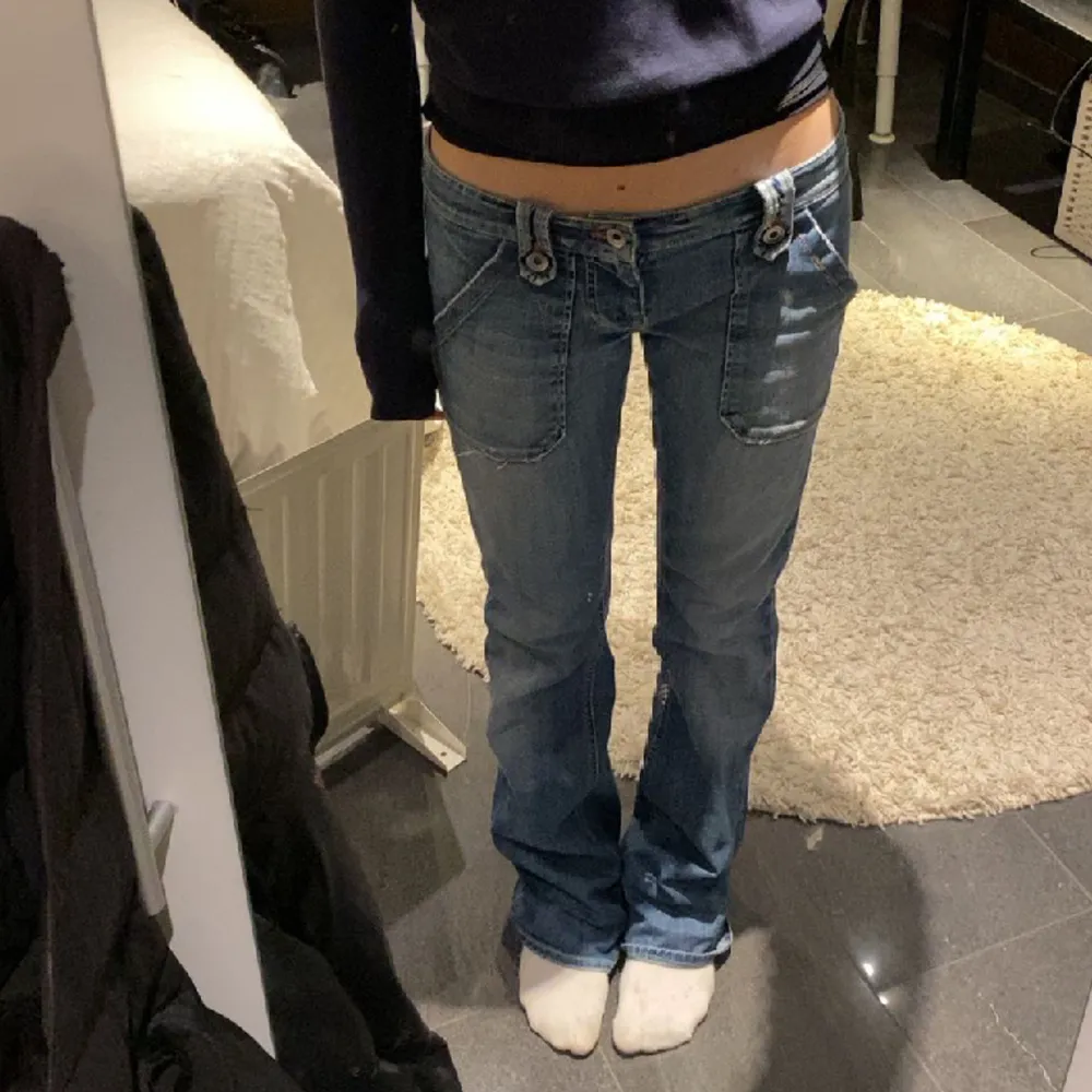 Lågmidjade bootcut jeans från märket fornarina, säljer för dom tyvärr va för långa på mig🫶🏼midja 39 cm tvärs över och innerben 80 cm, jag är 166/167 som referens🤎står ingen storlek men passar 36!. Jeans & Byxor.