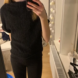 Tröja - En svart tröja från Gina tricot. Använd ca 3 gånger. Originalpris: 269 kr 
