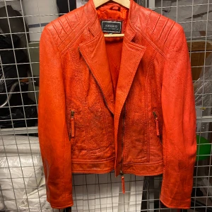 MC - jacka  - Röd mc-jacka i skinn. 