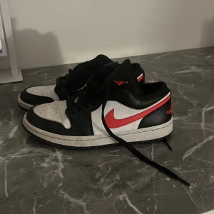 Jordan 1 skor - Nike Jordan 1 low skor i hyfsat skick. Säljer för att jag inte använder. Äkta!