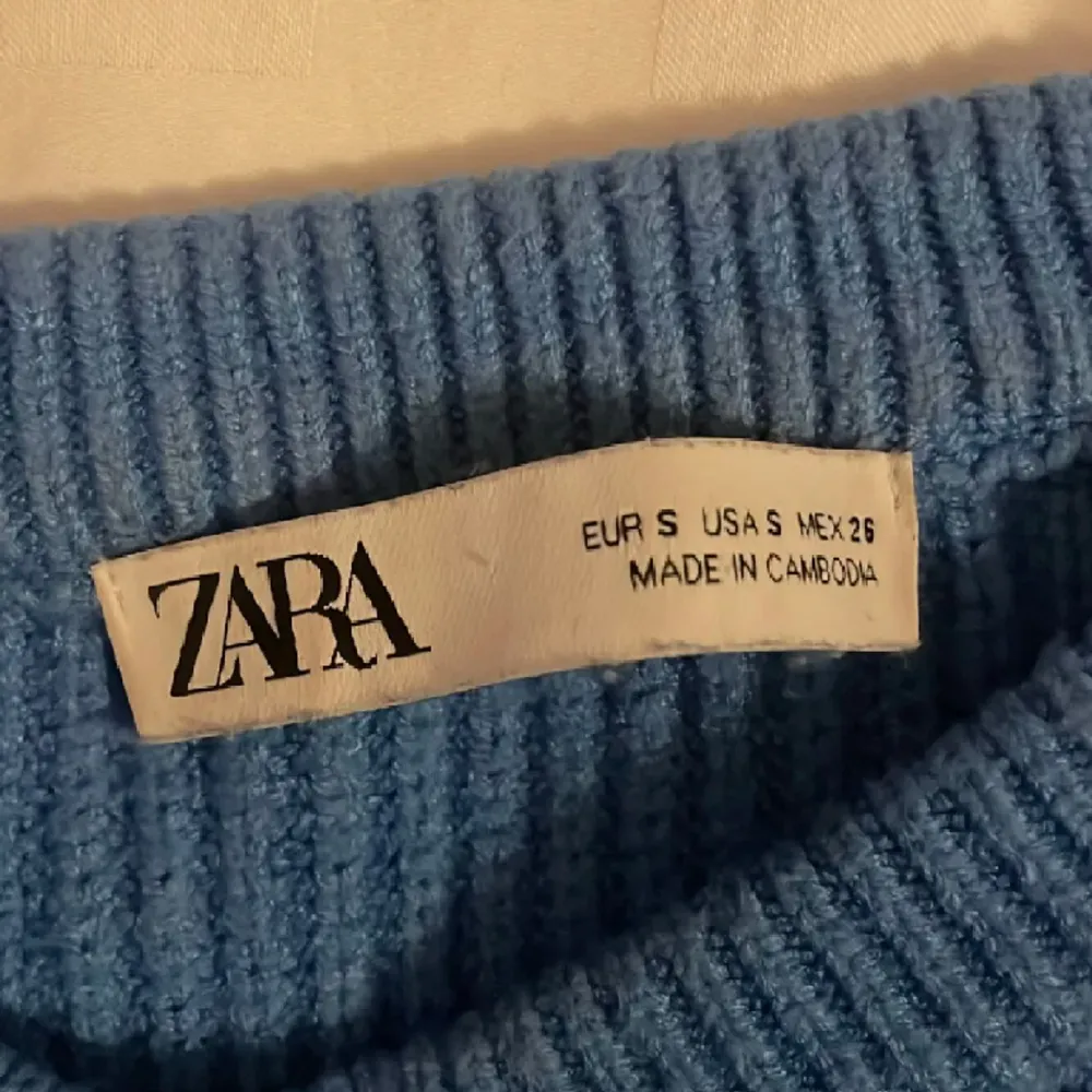 Fin blå stickad tröja från Zara. Bra skick men lite nopprig, inget som syns dock. Kan gå ner i pris💕. Stickat.