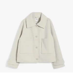 Beige kappa  - Säljer denna fina kappa från Kappahl. Den är nopprig men annars inga defekter. Andra bilden är lånad och nypris är 899💕💕